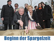 Spargelanstich mit Minister: zur Eröffnung der Spargelsaison stach Landwirtschaftsminister Josef Miller am 7.4.2008 auf dem Münchner Viktualienmarkt zusammen mit der Schrobenhausener Spargelkönigin Marina Karl den Spargel an (Foto: Ingrid Grossmann)